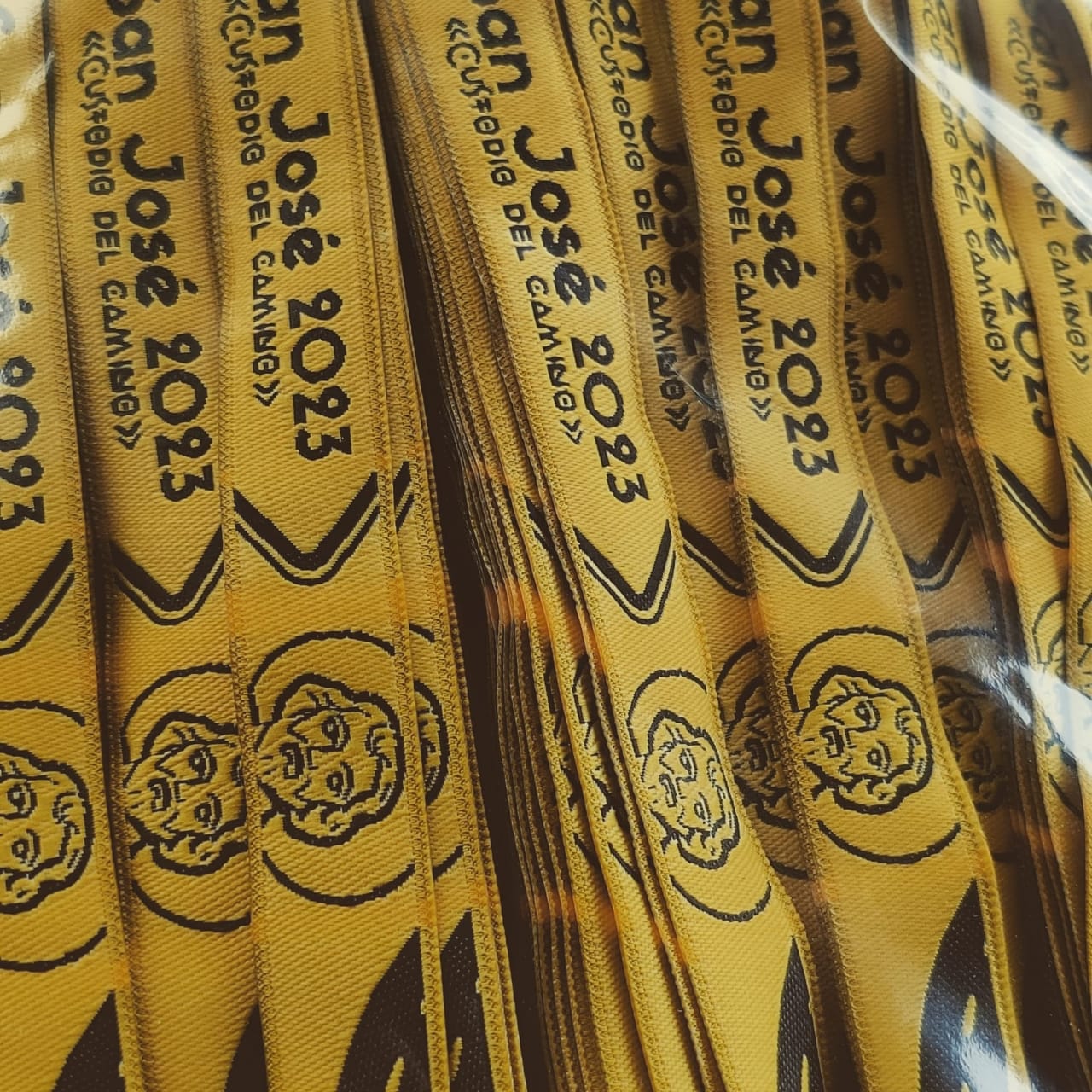 Pulseras bordadas doradas para generación